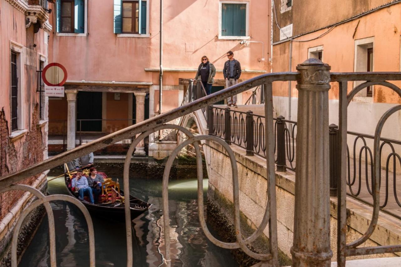Fenice Backstage Over Canal Venedig Exterior foto