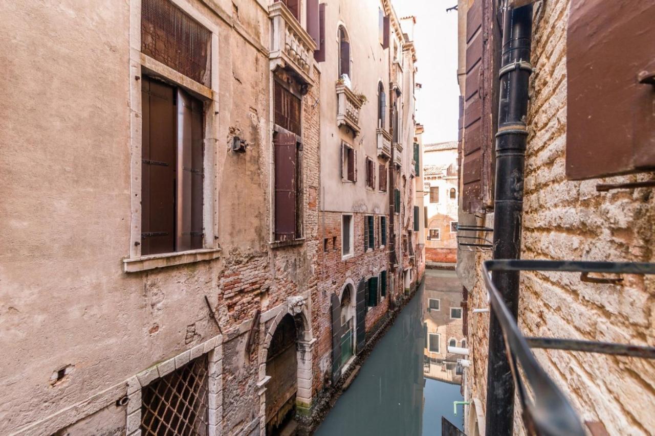 Fenice Backstage Over Canal Venedig Exterior foto