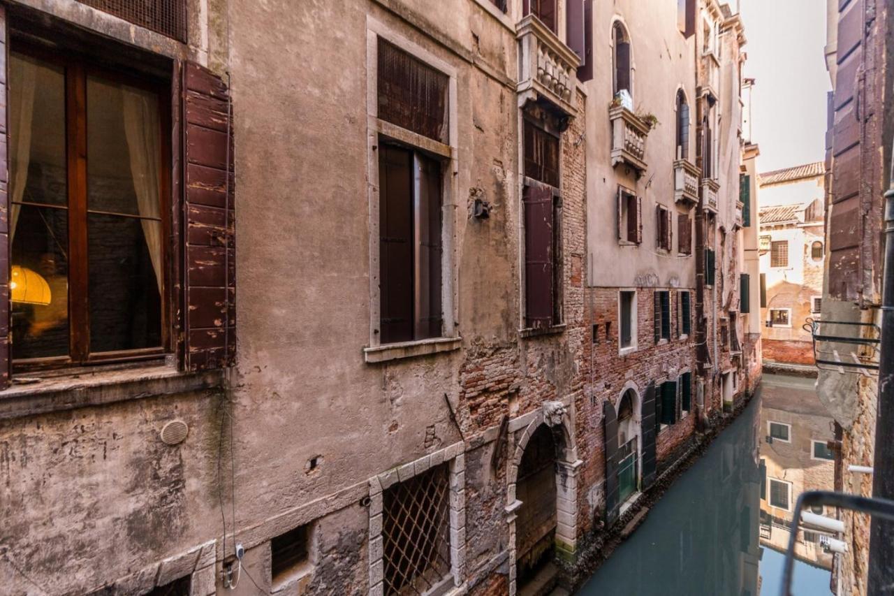 Fenice Backstage Over Canal Venedig Exterior foto